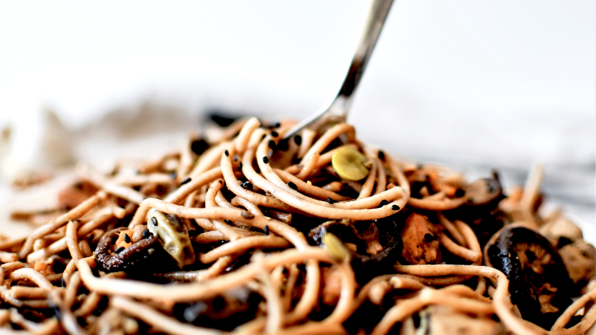 Nouilles sautées – aux Légumes, Poulet et Shiitake – Les Cookines