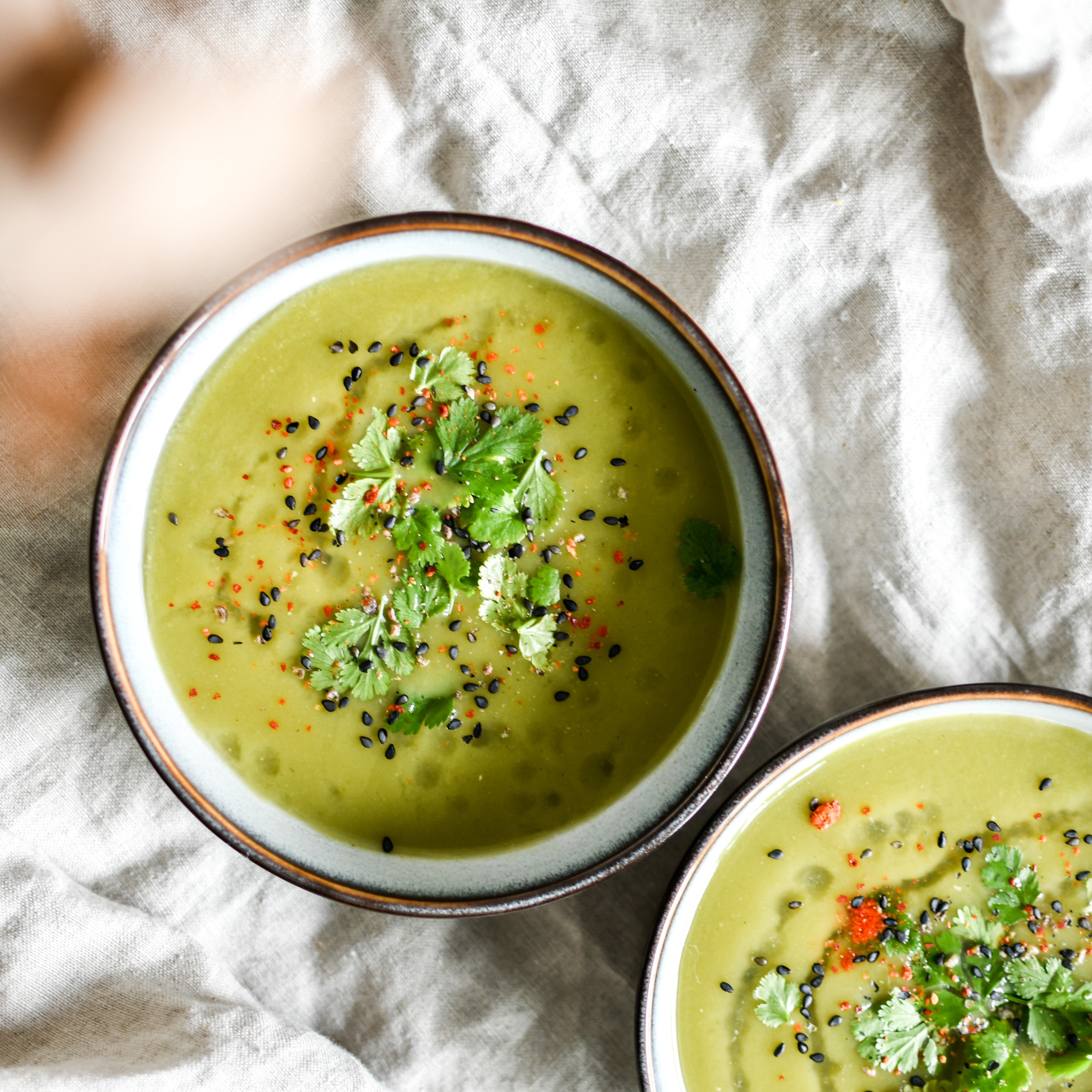 Soupe froide aux cosses de petits pois – Citron et coriandre – Les Cookines